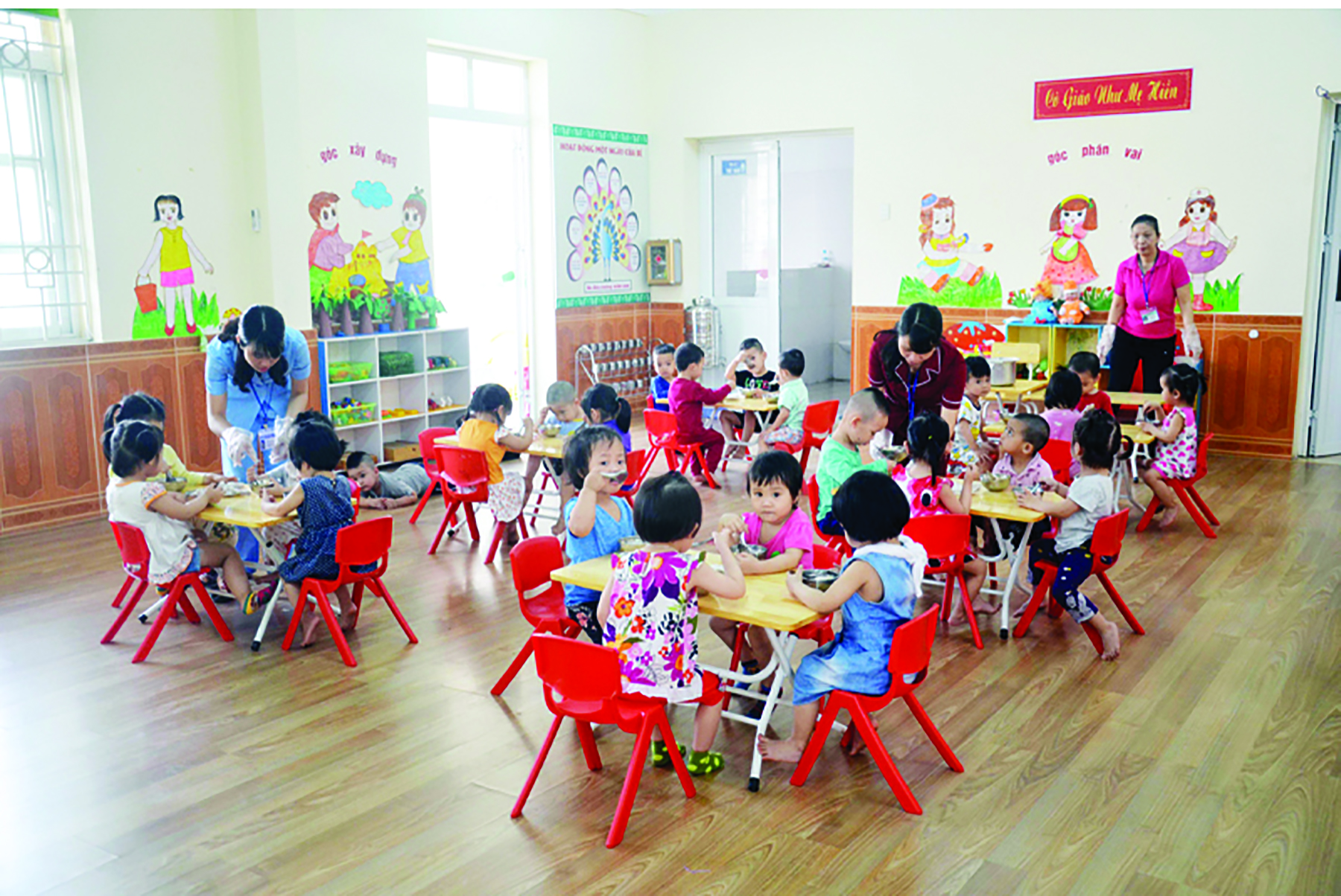 lúc ở nhà mẹ cũng là cô giáo khi đến trường cô giáo như mẹ hiền